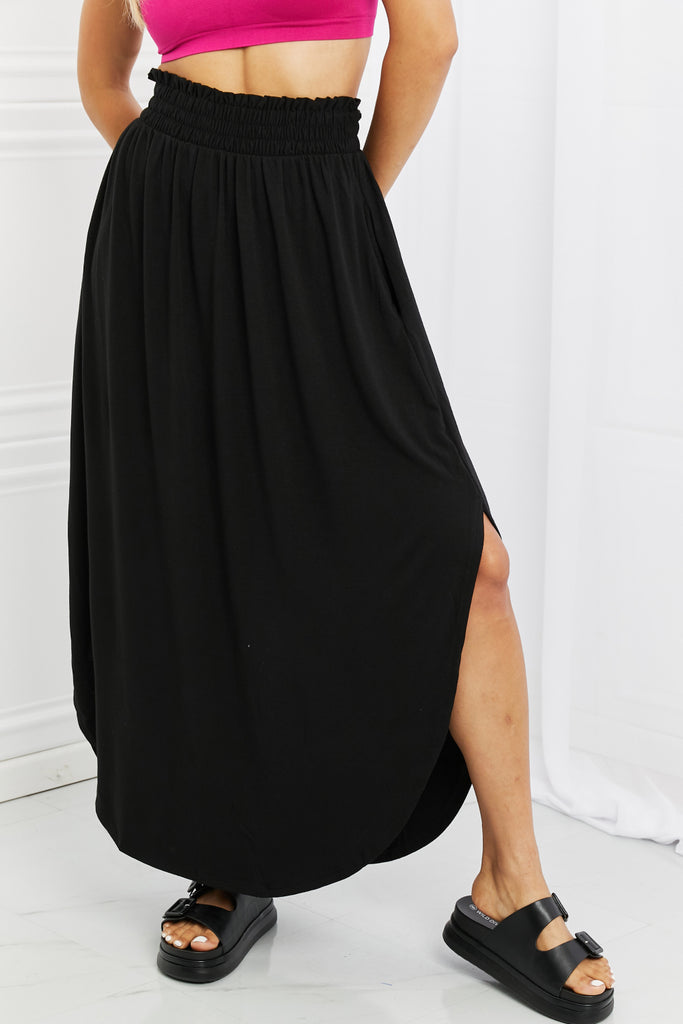 Side Scoop Scrunch Skirt in Black