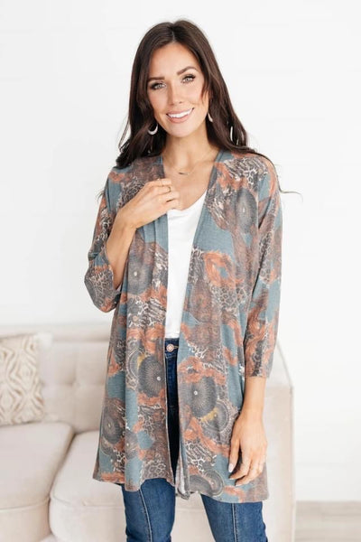 ABSTRACT AND ARTISTIC KIMONO